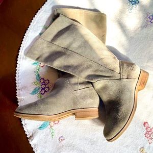 Timberland Pull-on Suede Western Boots. Low Heel. Taupe/Grey. Size 5.5 Wide